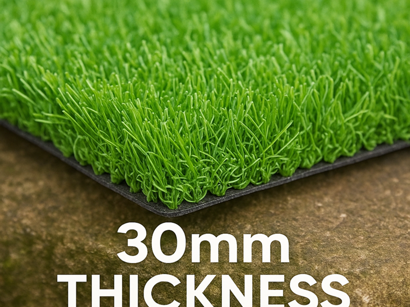 30mm Teras Çim Halısı - 30mm lif yüksekliğiyle doğal çime en yakın görünümü sunan teras çim halısı. Orta-üst segment teraslar için ideal kalınlık. Çift katmanlı lif yapısı, sık dikiş aralığı ve ağır tabanı ile uzun yıllar boyunca şeklini ve rengini korur. Yürüyüş yoğunluğu yüksek teras alanları için önerilir. Garantili ürün, profesyonel montaj dahil.