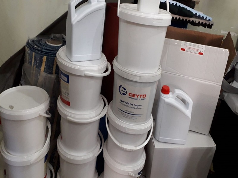Çim Halı Yapıştırıcı Çeşitleri - Farklı zemin tiplerine ve kullanım koşullarına göre seçilebilen geniş yapıştırıcı yelpazesi. Ceyto PVC yapıştırıcı, karo halı tutkalı, kontak yapıştırıcı bidon ve özel zemin primerlerinden oluşan stok her zaman hazır. Su bazlı ve solvent bazlı seçenekler iç ve dış mekana göre tavsiye edilir. Uzman ekibimiz ihtiyacınıza en uygun yapıştırıcıyı belirler.