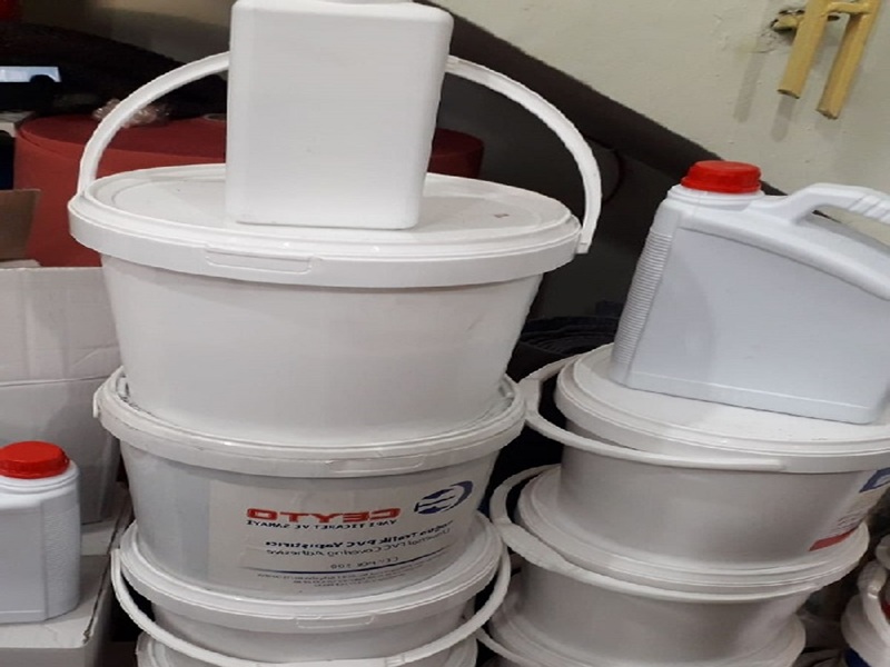 Ceyto PVC Çim Halı Yapıştırıcısı - Ceyto markasının yerli üretim PVC zemin kaplama yapıştırıcısı; yapay çim halı döşemesinde beton ve sert zeminlere güçlü, kalıcı yapışma sağlar. Formülü yüksek sıcaklık ve neme dayanıklı olup dış mekanda uzun ömür sunar. 5 kg küçük kova ve 20 kg büyük kova seçenekleriyle her proje ölçeğine uygun temin edilebilir. Faturalı satış, hızlı teslimat.