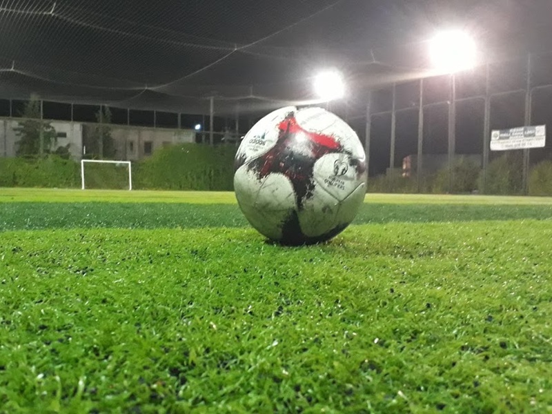 Monofilament Futbol Çim Halı - Tek parça polietilen (PE) liften üretilen monofilament futbol çim halısı, doğal çime en yakın his ve görünümü sunar. Yuvarlak kesitli, parlak yüzeyli monofilament lifler topu doğal bir şekilde yönlendirir; oyun hızını ve doğruluğunu artırır. Yoğun antrenman ve maç koşullarına dayanıklı, solmayan UV ışın koruması ile uzun yıllar boyunca canlı yeşil rengi korur.