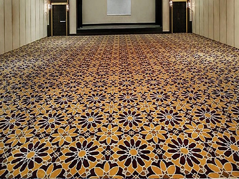 Otel Zemin Kaplama - Prestijli otel lobilerinde ve kongre salonlarında kullanılan, özel desen ve renk kombinasyonlarıyla üretilen profesyonel otel zemin kaplama halısı. Ağır trafik koşullarına göre tasarlanmış yüksek gramajlı yapısı; leke tutmama, kolay temizlenme ve uzun ömür garantisi sunar. Özel proje bazlı üretim ve büyük rulo stoğuyla zamanında teslimat sağlanır.