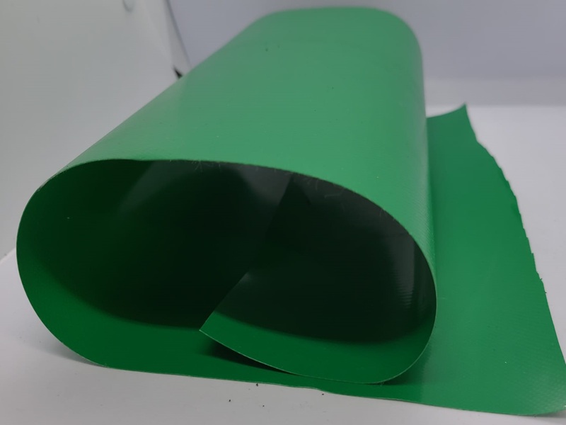 Helmetin Bezi - Helmetin bezi; yapay çim halı montajında çim altına serilen, zeminden gelen nemi ve sıvıyı üst kata geçirmeden engelleyen yeşil PVC esaslı koruyucu örtü malzemesidir. Polietilen veya PVC kaplı takviyeli dokuma yapısı sayesinde yırtılmaya, delilmeye ve uzun süreli zemin temasına dayanıklıdır. İnşaat şantiyeleri, çim zemin hazırlığı, havuz kenarı, sera zemini ve açık alan örtme uygulamalarında toptan ve perakende rulo olarak temin edilebilir.
