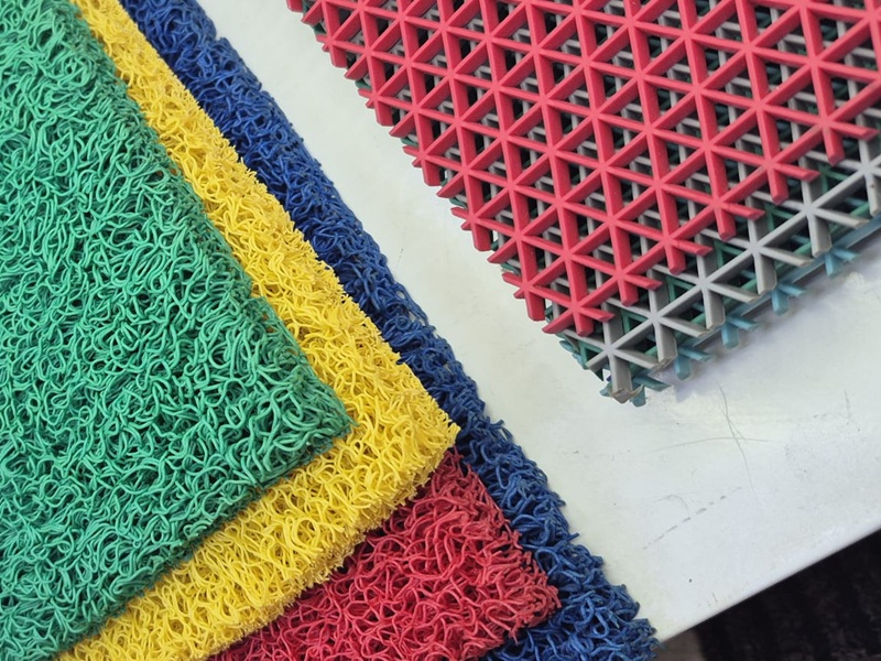 Z Mat Paspas Çeşitleri - Kırmızı, yeşil, turkuaz, sarı ve mavi renk seçenekleriyle geniş Z mat paspas koleksiyonu. Delikli PVC ve kafes modelleri; ıslak zemin, havuz kenarı, endüstriyel alan ve dış mekan uygulamaları için toptan ve perakende temin edilir.